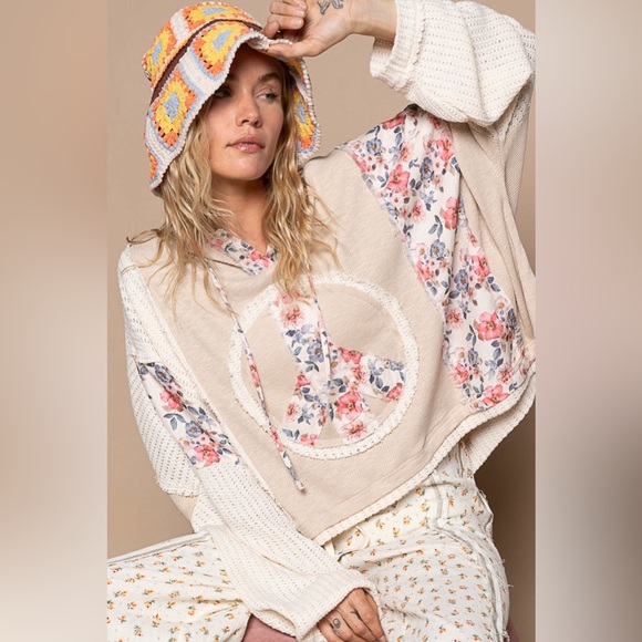 915. POL Pullover Hoodie Women's Oversized Tan Peace Applique Long Sleeve. - Picture 4 of 7